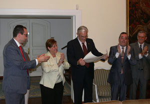  El cónsul general de España Pablo Sánchez-Terán hace entrega al presidente del centro balear, Fernando Bosch, de la condecoración de la Orden del Mérito Civil.