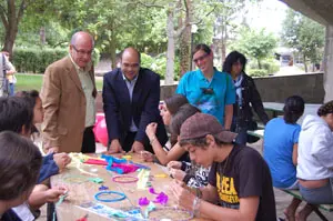 Rodríguez y Cela observan las actividades de los jóvenes.