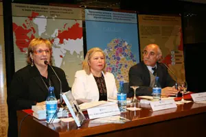 Porteiro -a la izda.-, durante la presentación del libro.