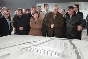 Touriño y Rubio Vidal observan la maqueta del nuevo hospital de Lugo.