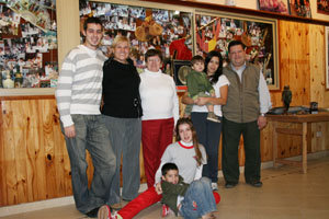   La familia Jamardo: esposa, hijos y nietos de Manuel Jamardo.