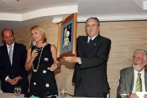 Manuel Antas muestra un regalo conmemorativo del importante acto.