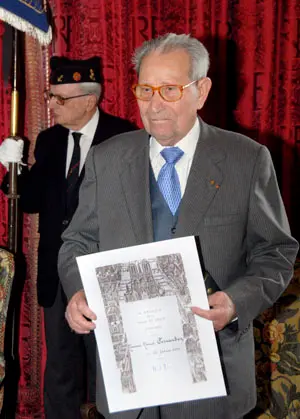 Manuel Fernández muestra el reconocimiento que le entregaron.