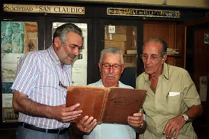 Un momento de la visita de Dono a los estradenses.
