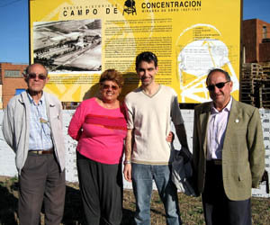 La hija del médico, en el campo de concentración de Miranda de Ebro, junto al presidente de la Asociación de la Memoria Histórica de esa localidad y uno de los supervivientes españoles recluido por esas mismas fechas. 