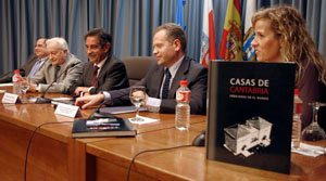 Miguel Ángel Revilla y Vicente Mediavilla presidieron la presentación del libro. 