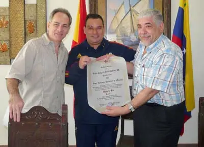 El secretario general y el presidente entregaron a Richard Barreiro y Olmedo –centro–, director de ‘Magazine Español’, el pergamino que le acredita como poseedor del ‘Botón de Oro’ del CGPL.