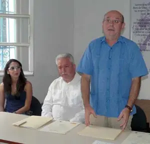 Manuel Luis Rodríguez, consejero de Trabajo e Inmigración, durante su discurso, acompañado de Cándido Rodríguez, presidente de Fesmundo Venezuela, y de Candholy Carreto, asistente ejecutiva de la Fundación.