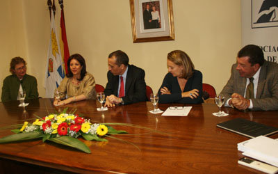  Pin se dirige a los presentes junto a Jorge Exposito presidente de AEGU, embajadora Aurora Díaz y Rosa Fuentes consejera laboral.