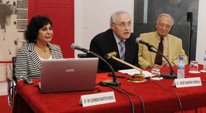  María del Carmen Martín Rubio, con José Ramón Ónega –a su izda.– y el senador Gabriel Elorriaga, en la charla en la Casa de Galicia de Madrid.