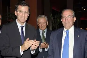 Alberto Núñez Feijóo, Fernando Ónega y Francisco Cal, durante el homenaje en el restaurante del Teatro Real.