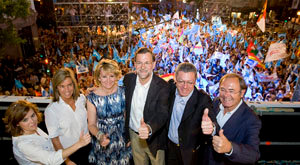 Mariano Rajoy celebra, junto a otros dirigentes del PP, el triunfo electoral en el balcón de la sede del partido en Madrid.
