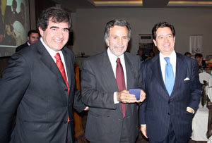  Nabor García –en el centro–, junto con Francisco Ceresuela –­izda.– e Íñigo de Palacio, embajador de España en Chile.