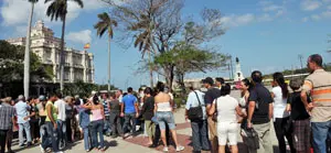 Foto de archivo de Colas para adquirir la nacionalidad en la Embajada de España en La Habana.