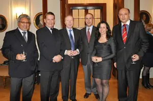 El embajador de España –3º por la izda–, junto a otros dirigentes.