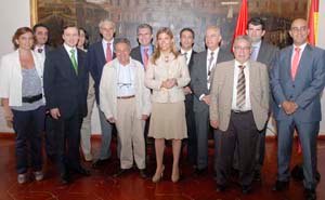  Victoria Cristóbal posa con los asistentes al Pleno del Consejo de Madrileños en el Extranjero.