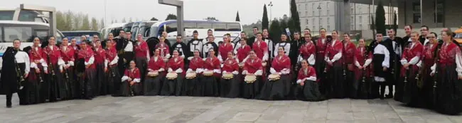 Foto de familia dos integrantes da Banda de Gaitas ‘Xuntanza’ no exterior do Pazo de Congresos e Exposicións de Galicia.