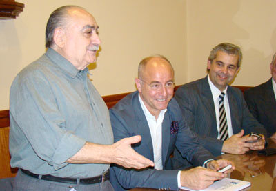 Santiago Camba, junto al presidente de la Unión, Juan Rodríguez, y el delegado del Gobierno gallego en Argentina, Alejandro López Dobarro.
