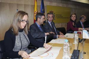  La conselleira Elena Muñóz –en primer término– durante una reunión en el Ministerio de Hacienda.