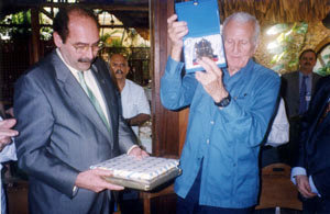 Sergio Fernández, con el 'gallego Fernández', en uno de sus viajes a Cuba.