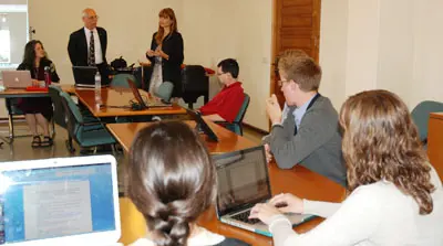 Los alumnos atienden a las explicaciones del curso.
