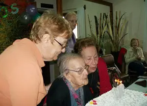 110 años amparo.Con hermana e hija 14