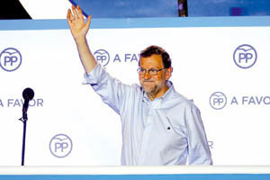 Spain's acting prime minister and People's Party (PP) leader Mariano Rajoy waves to supporters at party headquarters after Spain's general election in Madrid, Spain, June 27, 2016.  REUTERS/Marcelo del Pozo  SPAIN-ELECTION/