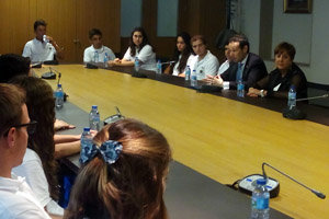 Consejero de Presidencia con grupo del programa Asi es Asturias 2