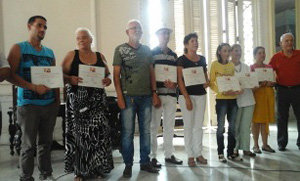 Alumnos de gallego con sus diplomas