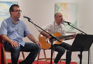 El escritor Xosé  Xosé Carlos Caneiro y el músico Emilio Rúa, en un momento del recital