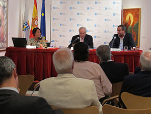 En la mesa, durante la presentación,  el delegado de la Xunta, José Ramón Ónega, la directora-gerente de Summum Delicatessen, Elena Pérez, y el creador de Gran Reserva Galega, Rafael Enrique