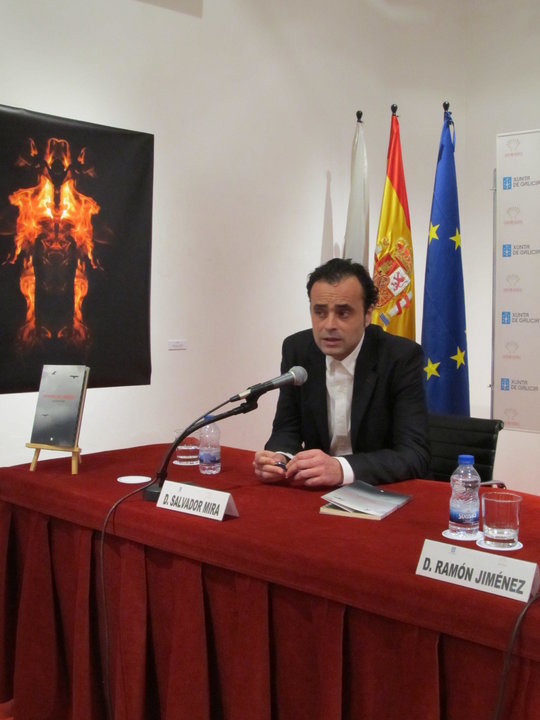 El escritor Salvador Mira durante la presentación de su primera novela en la Delegación de la Xunta en Madrid