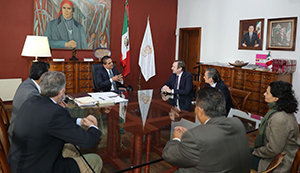 Mexico-Embajador con gobernador de Morelia