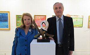 La artista Yolanda d'Augsburg y el delegado de la Xunta, José Ramón Ónega, posan junto a la escultura ´Raíces gallegas y lazos brasileños por la paz´