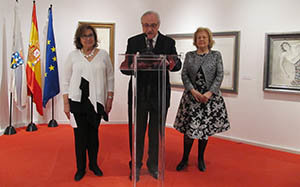 La pintora Soledad Fernández, el delegado de la Xunta, José Ramón Ónega, y la directora del Grupo pro Arte y Cultura, Mayte Spínola