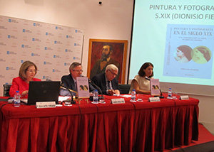 Celia Castro Fernández, Ramón Jiménez, Víctor Nieto Alcaide y Laura Rodríguez Herrera,  con la portada proyectada 