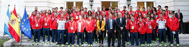 21.Foto de Grupo Atletas en la Embajada española