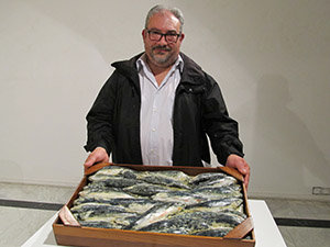 El artista, Henrique Prado, muestra una de sus creaciones, Caja de Pescado