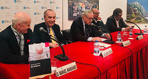 2. En la mesa, con el libro en primer término, Manuel Mandianes, Luis Alberto de Cuenca, José Ramón Ónega, José Manuel Vidal y Andrés Magro
