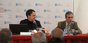 Enrique Álvarez Areces y José Antonio Ortiz, durante la conferencia del primero