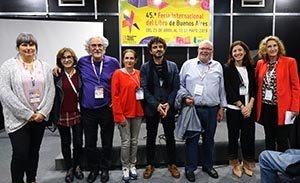 20.FILBA.Foto Grupal de autores y editores en la Sala A Pizarnik