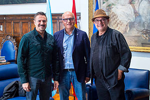 Reunión Manuel Baltar (Presidente Deputación) con José García (Artista de Cine) acompañado por Miguel Anxo Fernández (Responsable do OUFF).