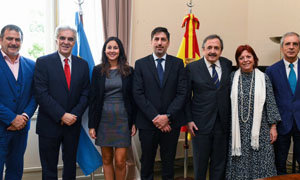 embajador con ministro de educación argentino
