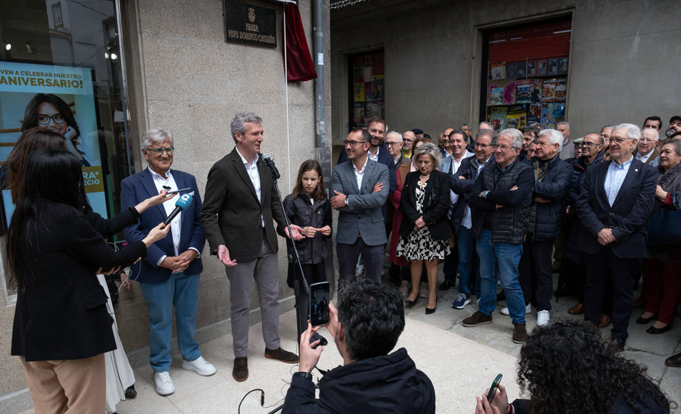 O presidente da Xunta, Alfonso Rueda, asiste ao acto con motivo do nomeamento en Padrón dunha praza dedicada ao xornalista Pepe Domingo Castaño.   25/03/23.
