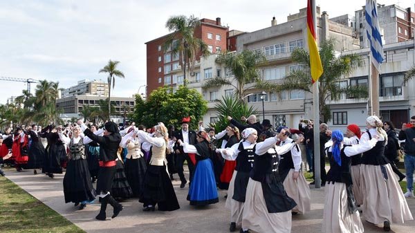 Uruguay. Federaciones de Instituciones Gallegas. Día de Galicia.danzas todos