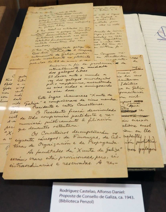 Entre outros documentos, na exposición é posible contemplar copia da "Proposta de Consello de Galiza" de Castelao, datada arredor de 1943 e cedida pola Biblioteca da Fundación Penzol