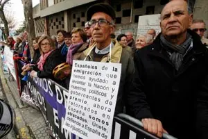 Manifestacion de emigrantes frente al parlamento.
