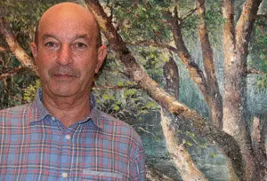 Eduardo Casal ante una de una de sus obras preferidas.
