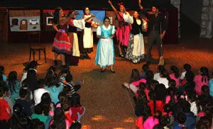 Día del Niño en Arantei. Actuación del grupo teatral 1