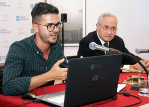 El conferenciante Diego Pardo expone su disertación ante la atenta mirada de Ónega